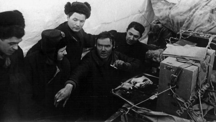 Папанинская эпопея. Э.Т. Кренкель и радисты ледоколов «Таймыр» и «Мурман» перед разборкой радиостанции, 1938 г.