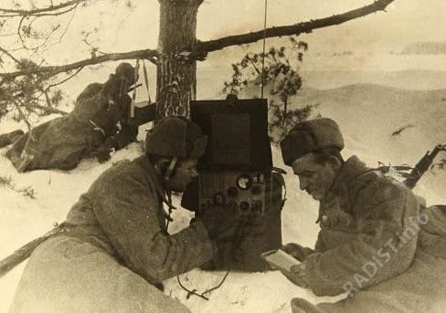 Связисты югославской добровольческой части принимают радиограмму на тактических учениях на территории СССР, январь 1944 г.