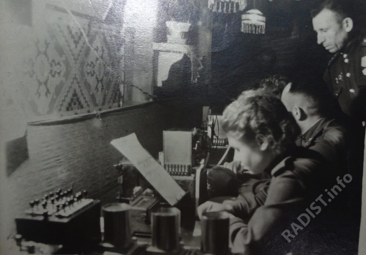 Связисты 66-го отдельного полка связи Центрального фронта за работой. За аппаратом сидит начальник узла связи Черницкий, за ним стоит Соболев, 1943 г.