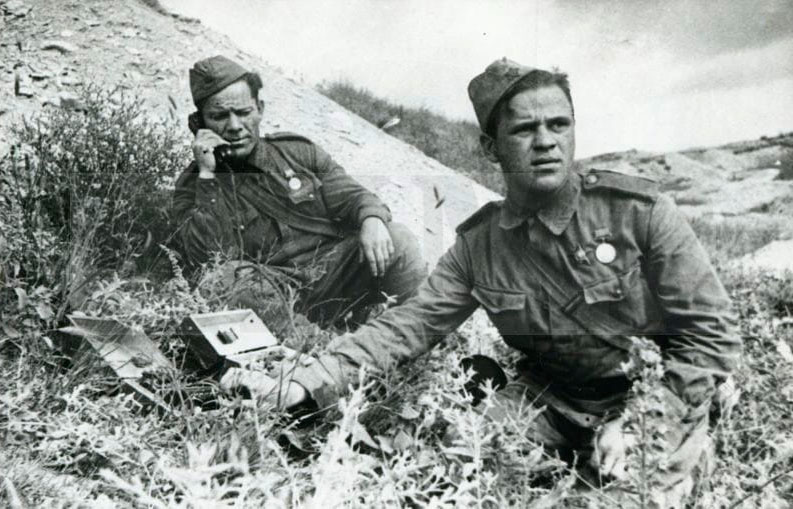 Связисты 255 бригады морской пехоты И. Серебрянский и И. Карпунин. Малая земля, 1943 г.