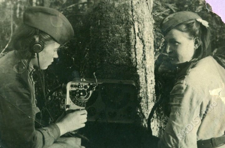 Связисты 70 пушечно-артиллерийского полка РВГК Волховского фронта за работой, 1943 г.
