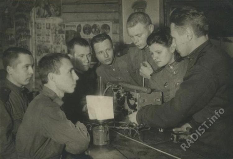Связисты на технических занятиях изучают переносную радиостанцию РСБ, 1944 г.