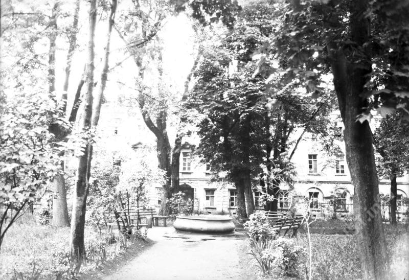 Сад с фонтаном и здание школы связи (бывший Минный офицерский класс), Кронштадт, 1925 г.