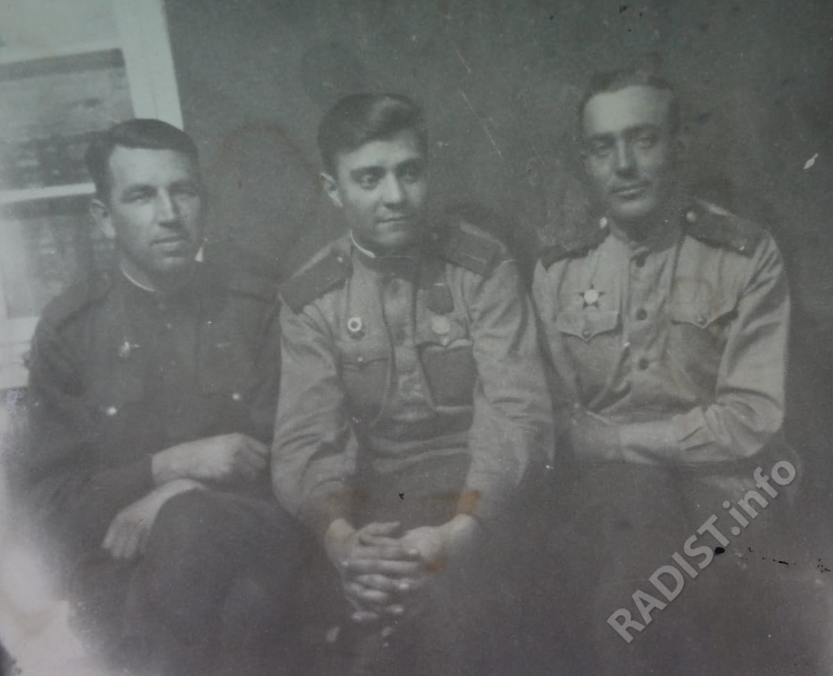 Радисты 394 радиодивизиона особого назначения. Первый слева И.П. Горбунов с двумя однополчанами, 1943 г.