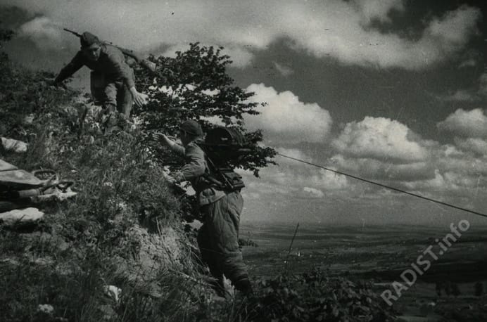 Связисты прокладывают телефонную линию на подступах к г. Яссы, апрель 1944 г.