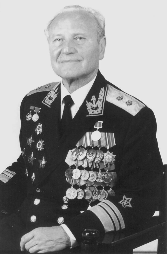 Вице-адмирал - Толстолуцкий Григорий Григорьевич, был флагманским связистом в годы Великой Отечественной войны