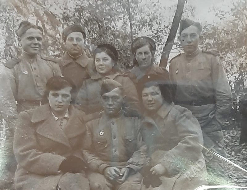 Связисты под Будапештом (1-я Опанасенко, 3-я Манеева, 4-я Денисова, 5-й Смирнов), 1944 г.
