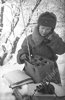 радистка Катаева принимает боевое донесение, 1941 г.