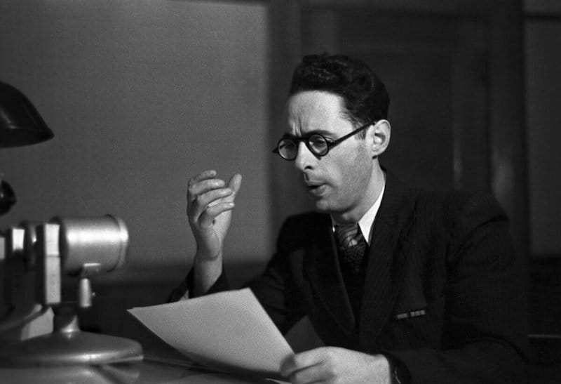 Диктор Всесоюзного радио (с 1932 г.) Левитан Юрий Борисович читает сводку.