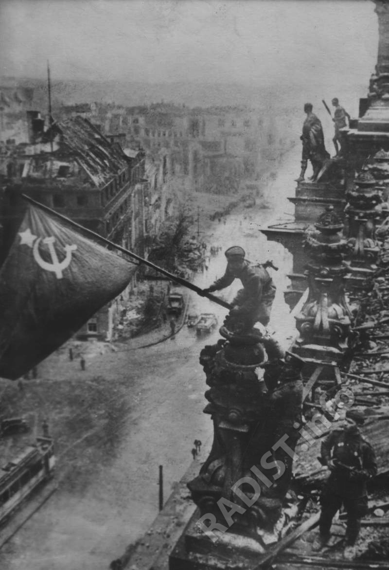 Бойцы Красной Армии водрузили Красное Знамя «Победы» над Рейхстагом. Германия, Берлин, 2 мая 1945 г.