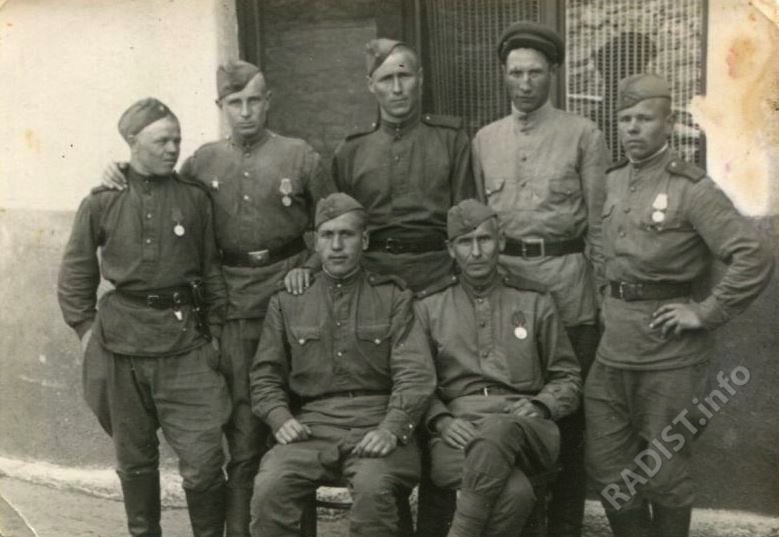 Попов Петр Данилович, младший сержант, старший радист 51-й штабной батареи стрелкового корпуса, с однополчанами, 23 мая 1945 г.