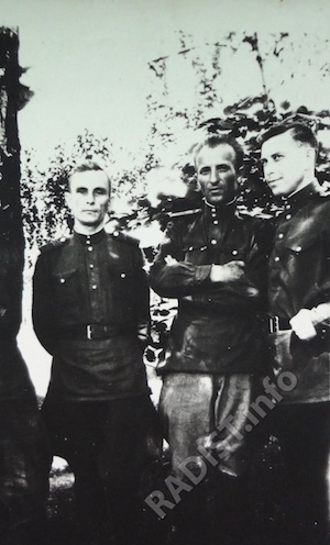 Радисты 394 радиодивизиона. Первый слева - Ф. Можайко, третий - И. Струков. Германия, 1945 г.