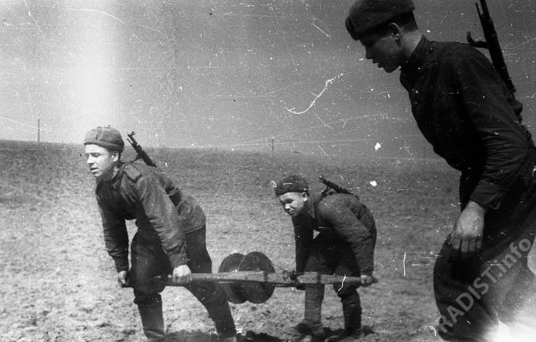 Связисты 51 армии прокладывают телефонный кабель на подступах к Севастополю. Крым, апрель 1944 г.