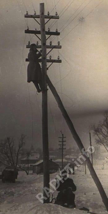 Связисты восстанавливают связь между городами Крапивна и Тула, декабрь 1941 г.