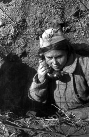 Телефонистка Ульяна Потапенко. Юго-Западный фронт, 1943 г.