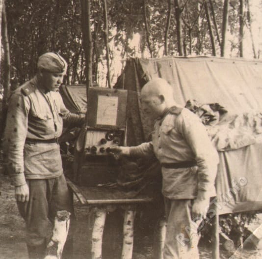 Связисты 16 ад РГК М.Г. Борцов (слева) и П.Н. Кленов выходят на связь, 1944 г.