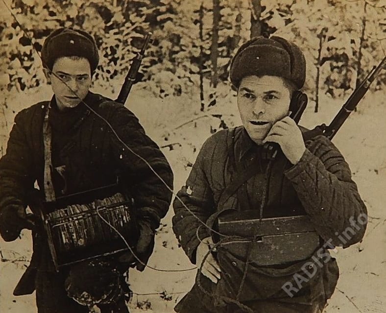 Связисты 3-го стрелкового батальона 188-й стрелковой дивизии устанавливают связь, 1942 г.