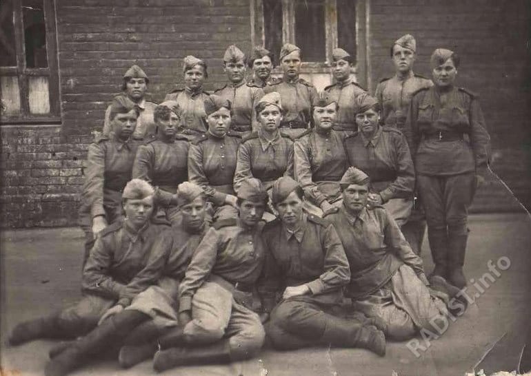 Девушки – радистки – первые месяцы пребывания в армии, декабрь 1942 г.