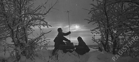Девушки-радистки Зубарова и Шплякина проверяют радиоаппаратуру, 1942 г.