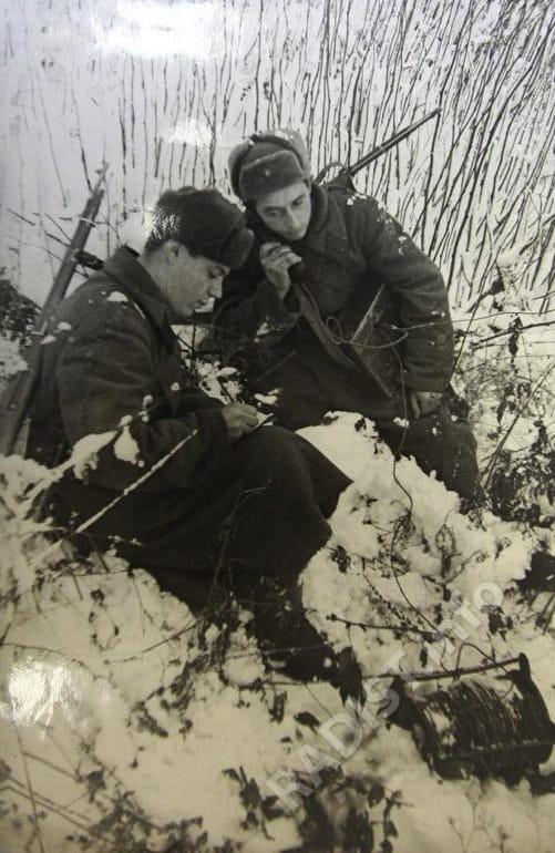 Связисты И. Горб и М. Лисов за устранением обрыва кабельной линии связи. Северо-Западный фронт, 1942 г.