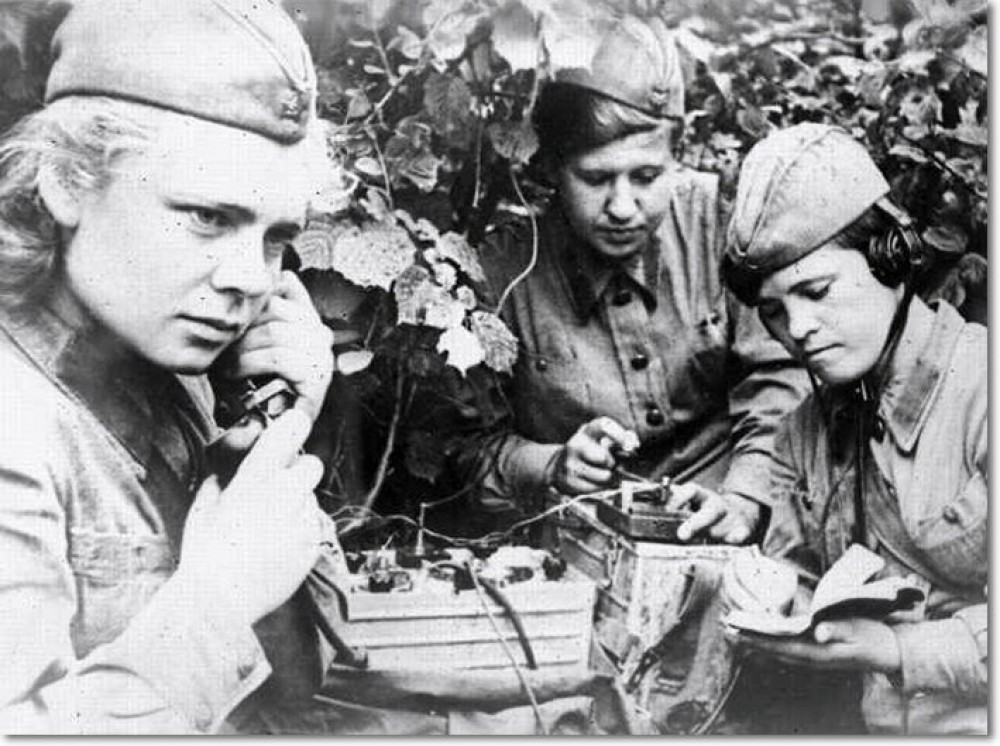 Связистки в годы Великой Отечественной войны, за работой на телефоне и на рации.