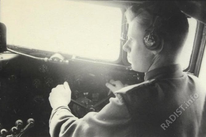 Назаров Анатолий Гаврилович, сержант, воздушный стрелок-радист 1-го перегоночного авиаполка, за штурвалом самолёта СИ-47, 1943-1944 гг.