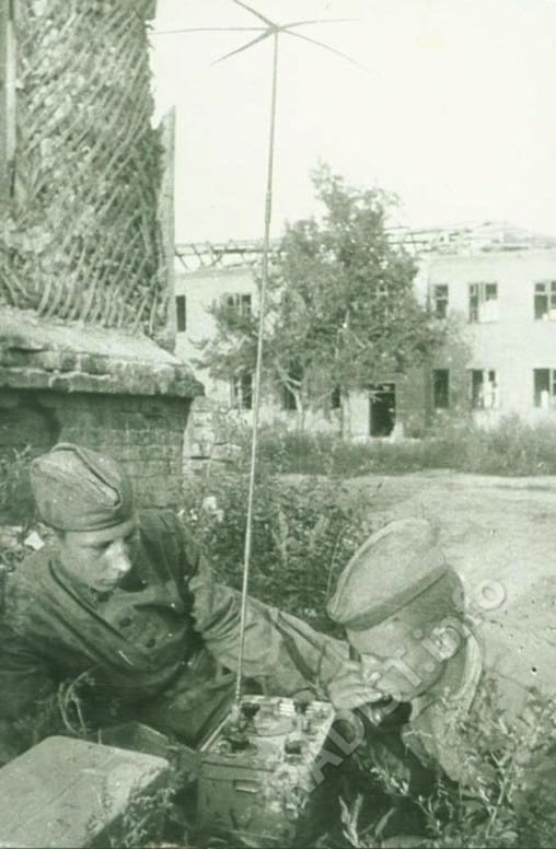 Связисты штаба дивизии на окраине Белгорода, август 1943 г.