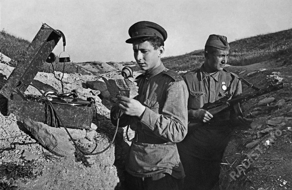 Радисты в окопе, 1943 г.