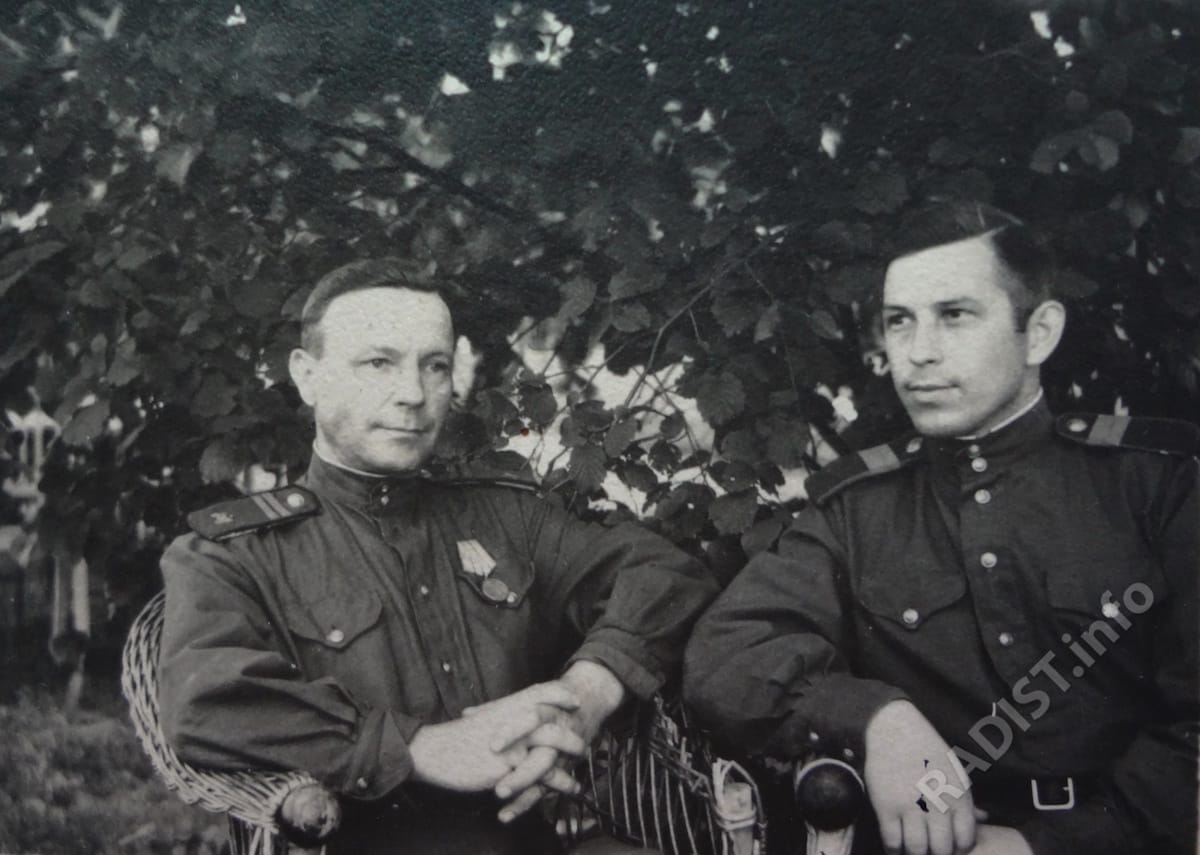 Радисты 394 радиодивизиона И.И. Струков с боевым другом, 1943 г.